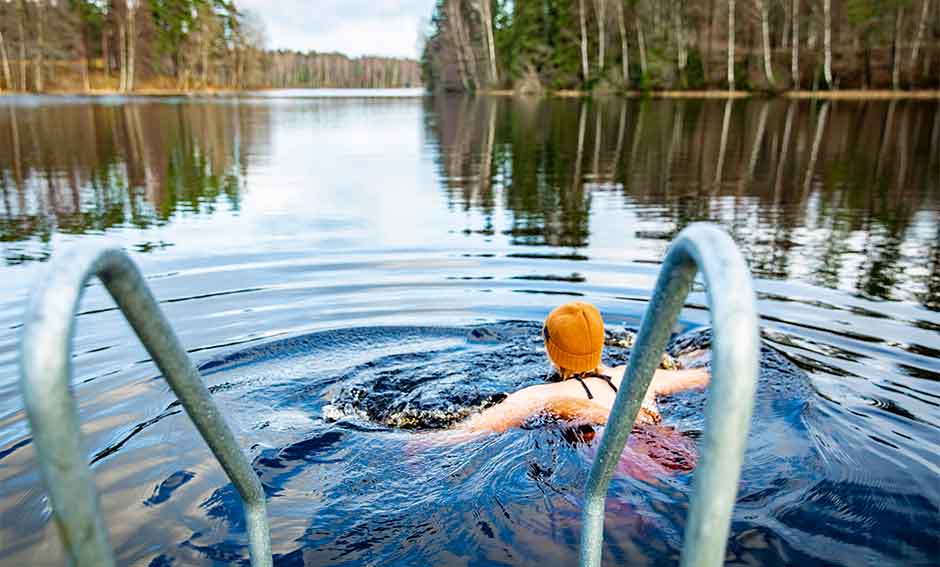 Vinterbadare som simmar i vattnet