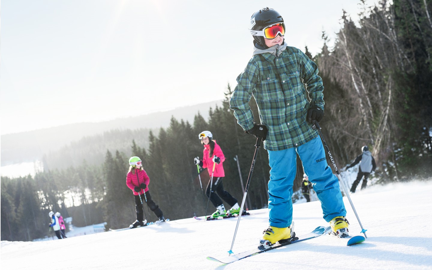 Barn som åker slalom 