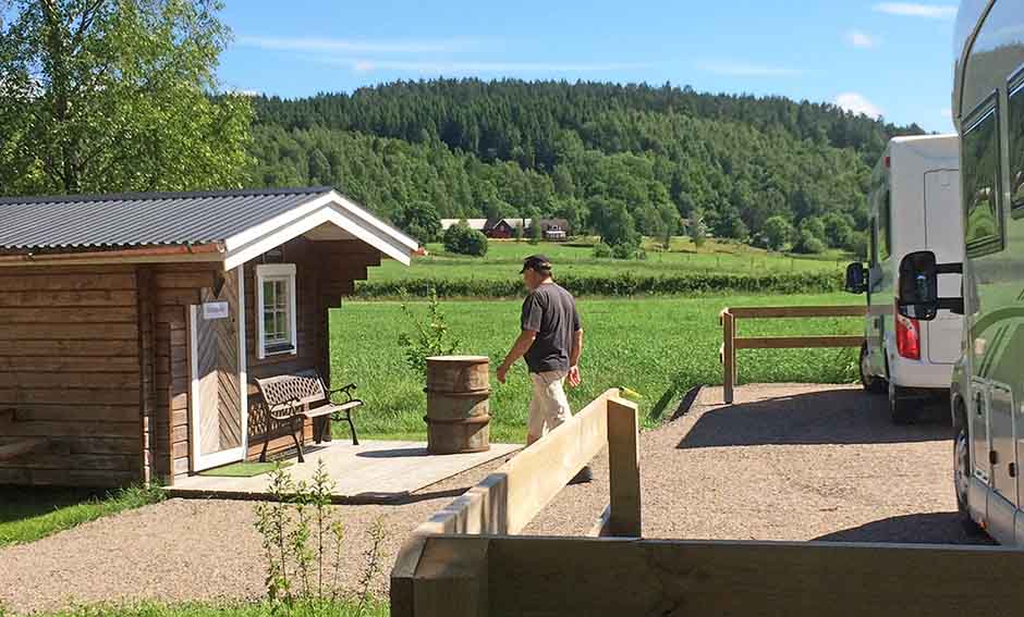 Ställplats i vackert landskap.